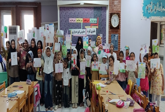 به منظور آشنایی با جایگاه فرهنگی زنان کرد و تقویت پیوند میان کودکان و نوجوانان با میراث تاریخی منطقه پیش‌نشستی از همایش ملی «بانوی کرد» با حضور اعضای مرکز فرهنگی، هنری شماره (۱) سنندج برگزار شد در این نشست بر تربیت نسلی توانمند مسئولیت‌پذیر و متعهد به فرهنگ بومی تأکید گردید
